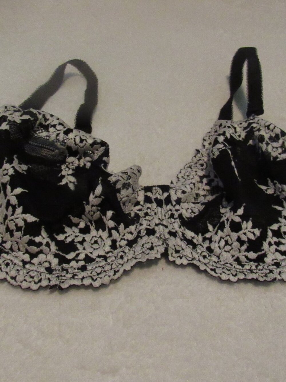 Wacoal Embrace Lace Black/White Bra 36D USED